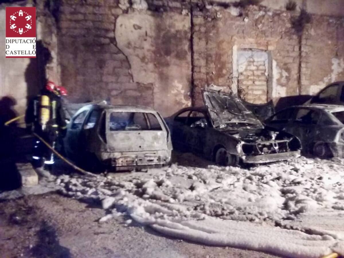Dos incendios de vehículos durante la madrugada en la provincia de Castellón