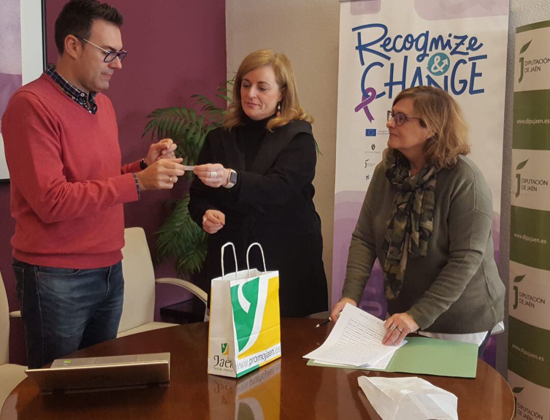 La diputada de Juventud, Pilar Lara (centro), acompañada de responsables del área.