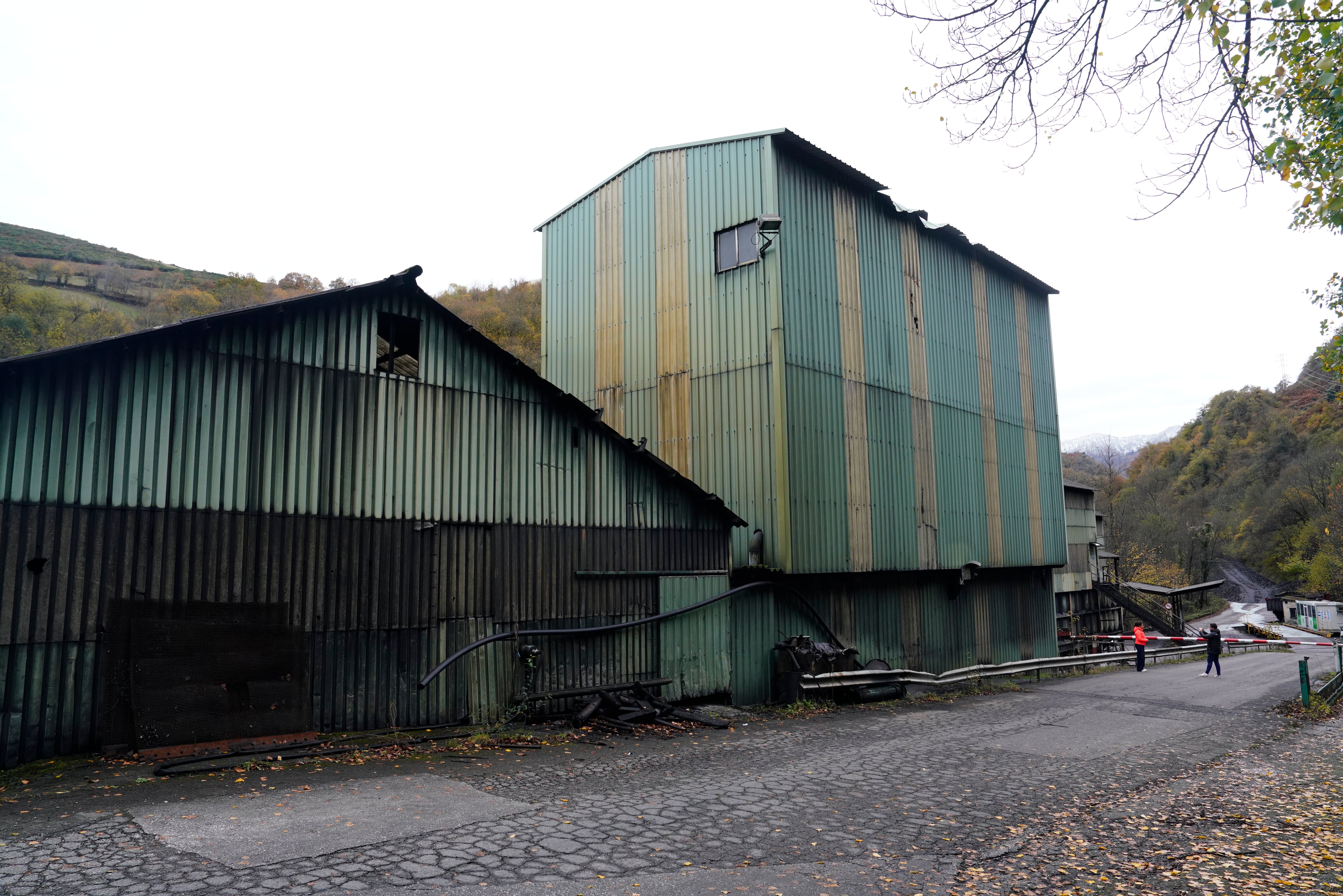 CANGAS DEL NARCEA (ASTURIAS) 22/11/2025.- Vista de las instalaciones de la mina de Cangas de Narcea, este sábado tras el fallecimiento ayer de dos trabajadores en una mina que tenía unas condiciones de seguridad &quot;muy elevadas&quot; y había pasado la última inspección este mismo jueves, precisamente en la misma zona en la que se produjo el hundimiento. EFE/ Paco Paredes
