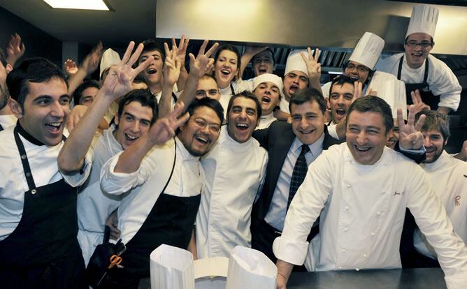 El cocinero Joan Roca (dcha), junto a sus hermanos, el sumiller Josep Roca (2 dcha) y el repostero Jordi Roca (3 dcha), al frente de su equipo en la cocina de su restaurante, El Celler de Can Roca, tras anunciarse la consecución de la tercera estrella Michelín.