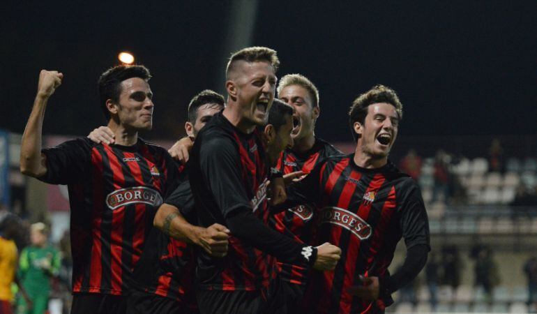 Els jugadors del Reus Deportiu celebren el gol de la victòria contra el Barça B.