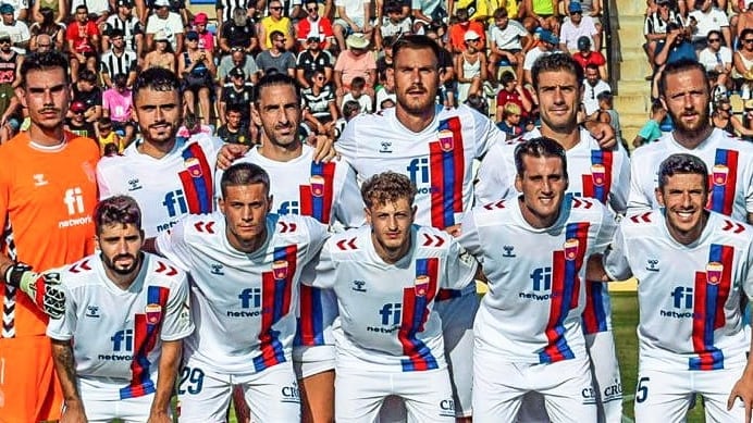 Once inicial del C.D. Eldense estrenando la segunda equipación