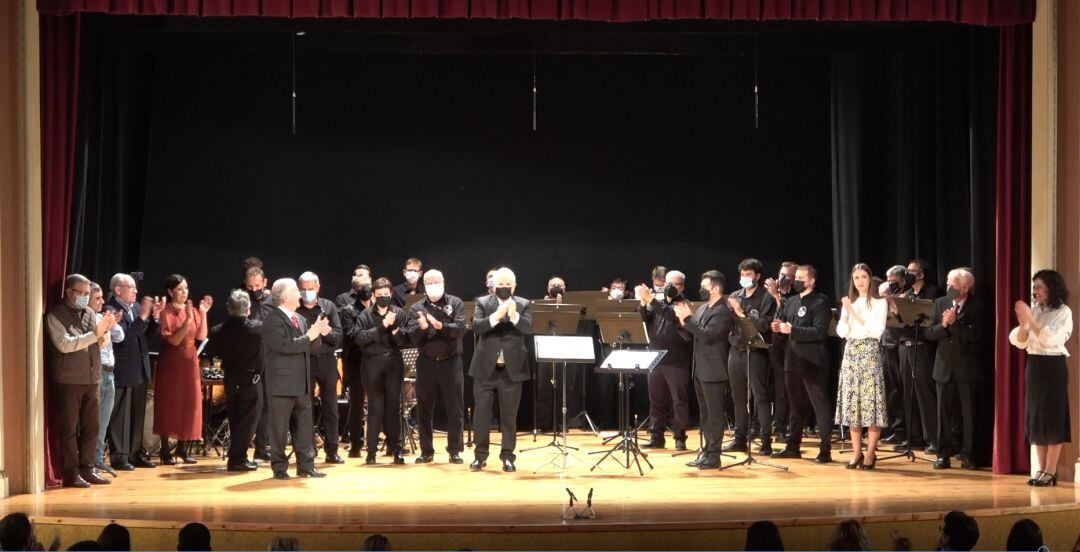 Músicos y participantes de Ràdio Alcoi, 90 anys en sintonía al finalizar el espectáculo