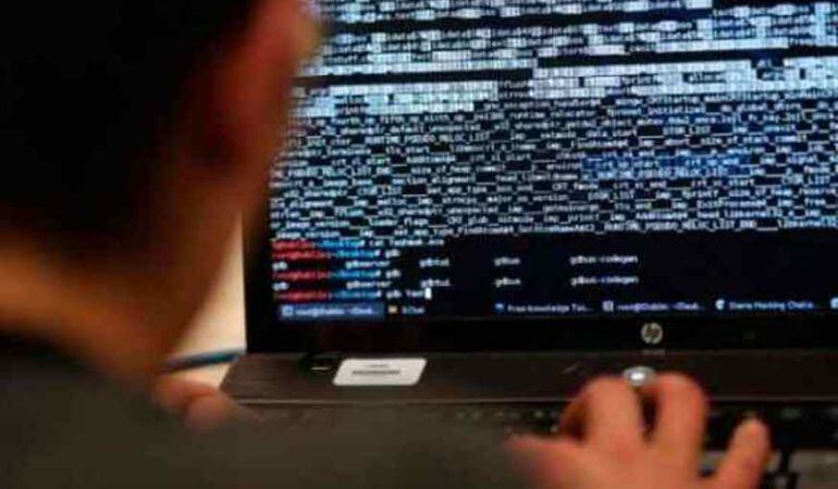 Un joven sentado frente a la pantalla del ordenador.