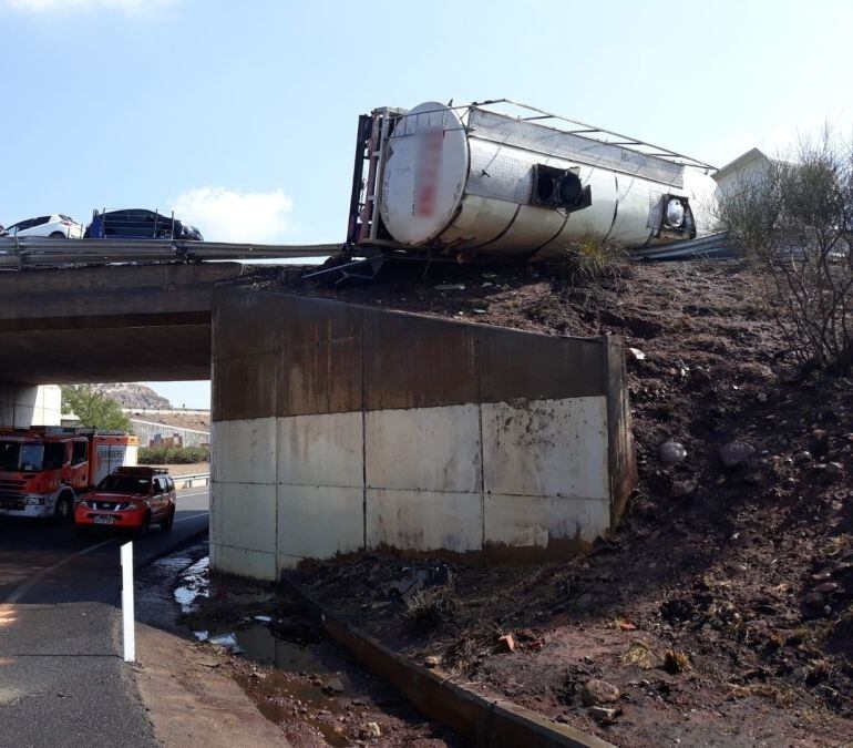Camión volcado en la A-23