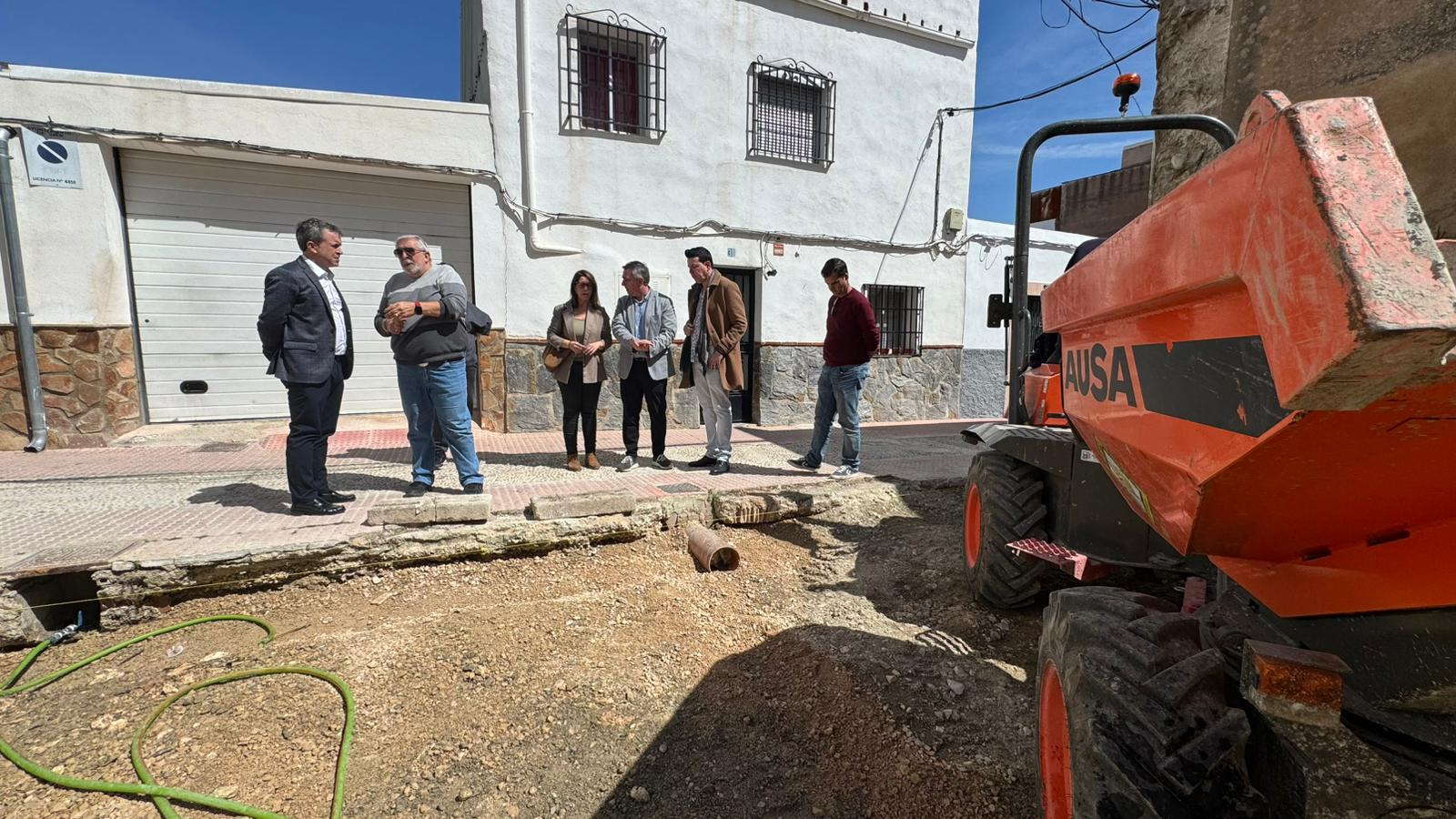 El alcalde de Jaén, Julio Millán, habla con el vecino Manuel Peña en presencia de otros concejales durante la visita a la obra del solar de la calle Hospitalico.