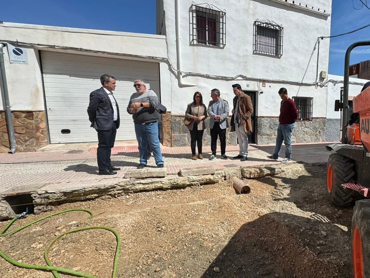 Intervienen en un solar abandonado de la calle Hospitalico para terminar con las filtraciones que sufrían los vecinos de la zona