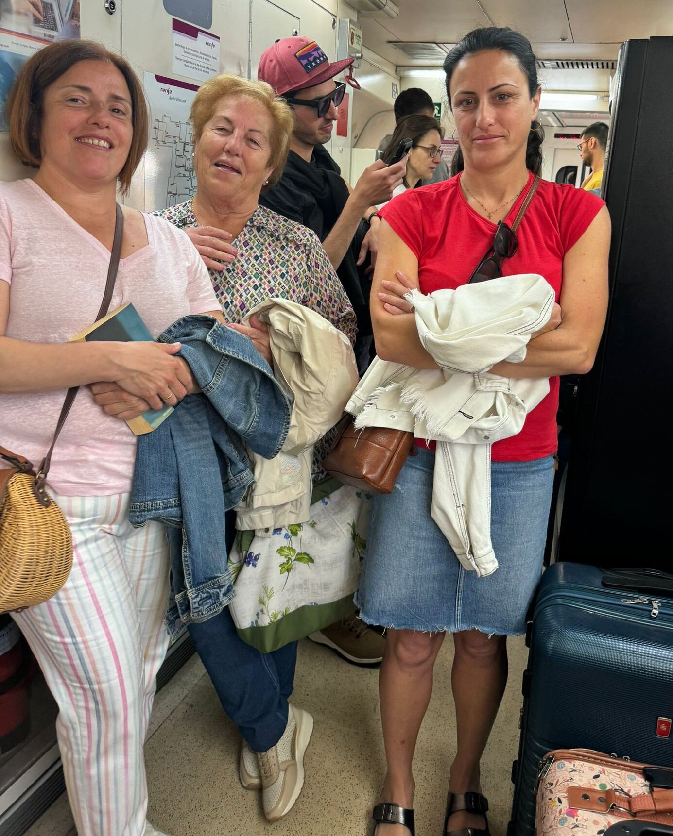 Viajeras de Huesca que han tenido que viajar de pie en los pasillos del tren Regional, en vez de en el AVE