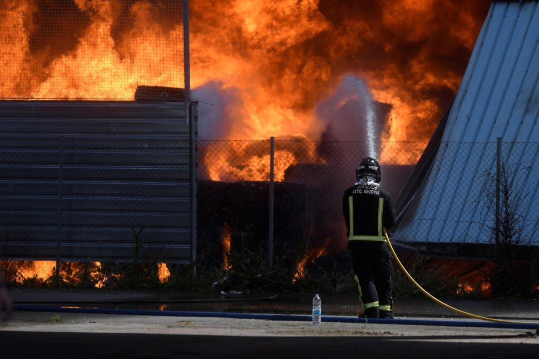 Los Bomberos del parque municipal de Segovia durante la extinción de un incendio en la fábrica Fosimpe, una empresa dedicada al reciclaje de residuos de plásticos, alojada en el Polígono Industrial de Valverde del Majano (Segovia). 