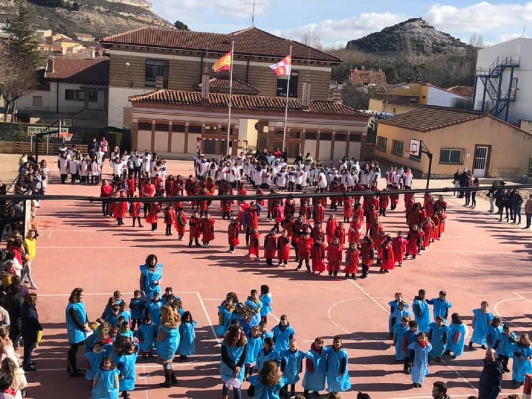 Alumnos durante la celebración del Día de la Paz