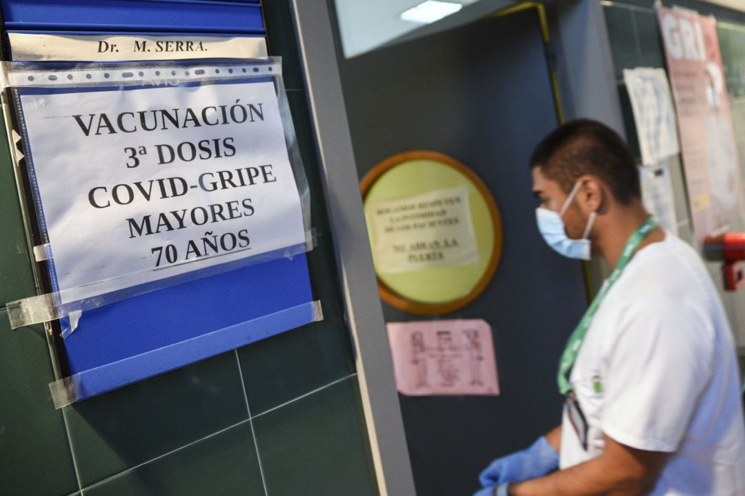 Un enfermero entra en una sala donde se administran vacunas contra la gripe y terceras dosis de la vacuna contra el coronavirus, en un centro de salud de València. 