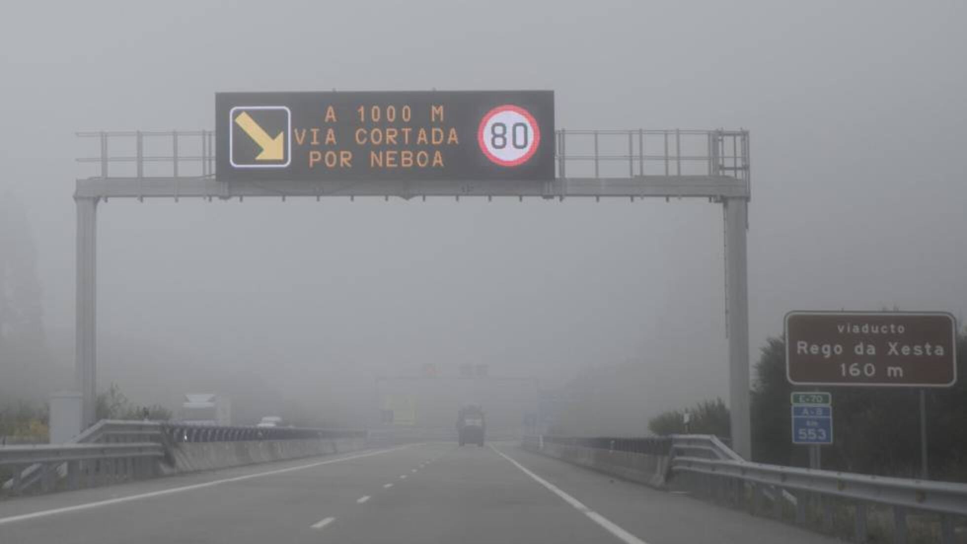 Un cartel avisa de un corte de tráfico en la A-8, en el Alto do Fiouco, por niebla (Foto: Óscar Corral)