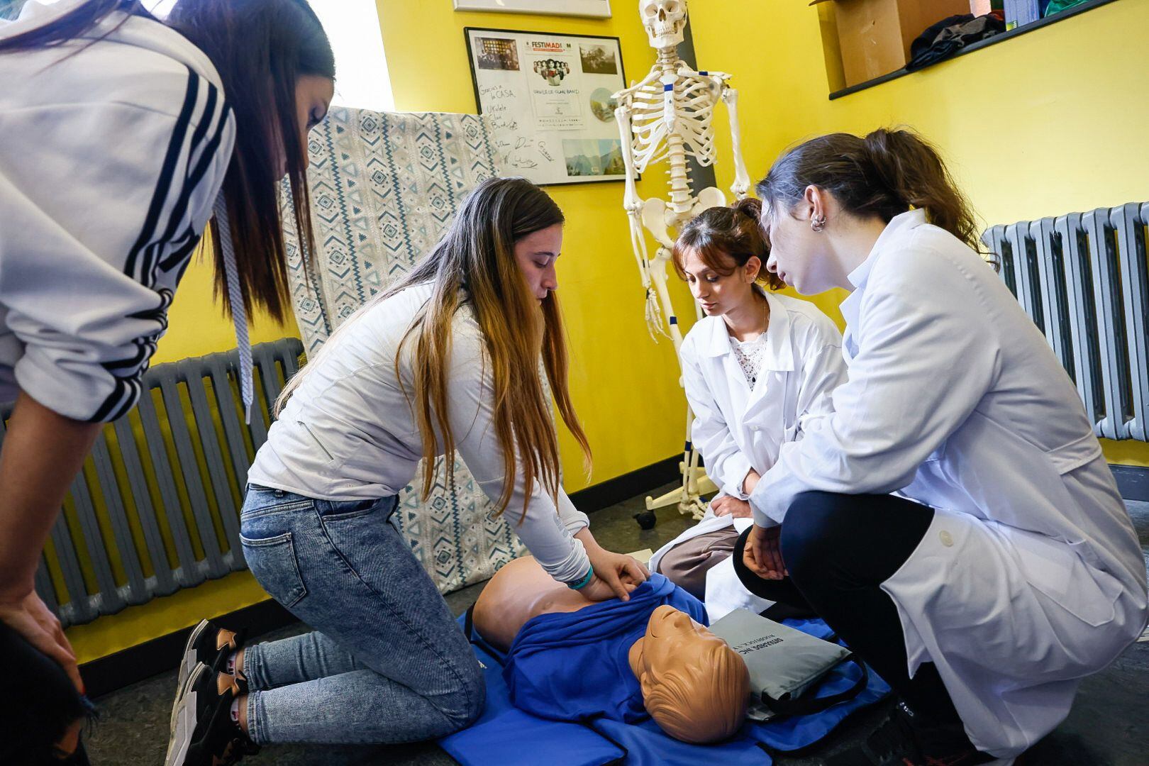 Jóvenes participando en una actividad de primeros auxilios en Colmenar Viejo