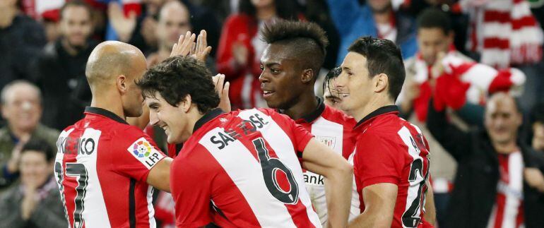 El delantero del Athletic de Bilbao Iñaki Williams (2d) celebra con sus compañeros la consecución del segundo gol de su equipo en su partido ante el Levante correspondiente a la decimosexta jornada de la Liga BBVA disputado en San Mamés