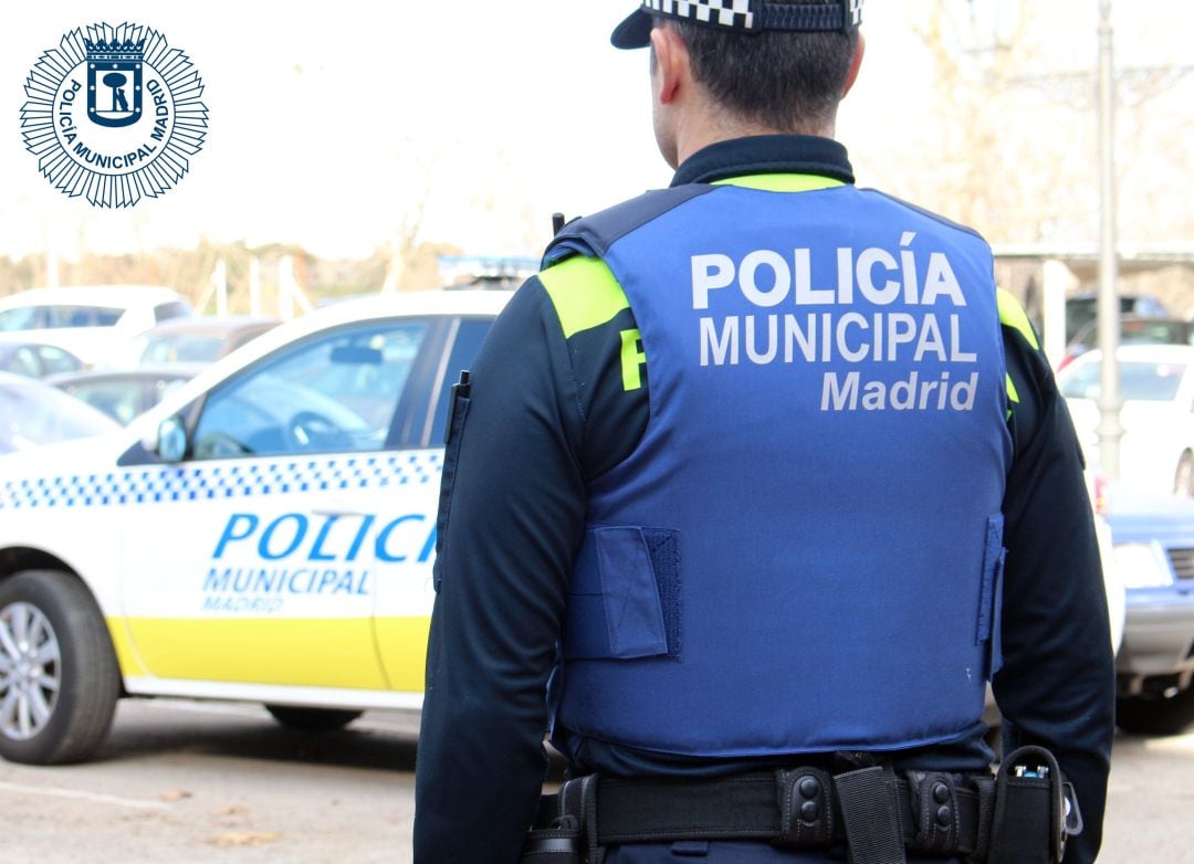 Agente de la Policía Municipal de Madrid con chaleco de protección.