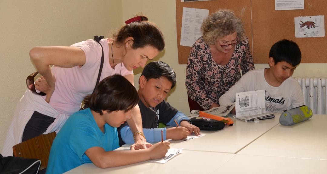 Alumnos y profesoras en las aulas de Hazi eta Ikasi en Amara