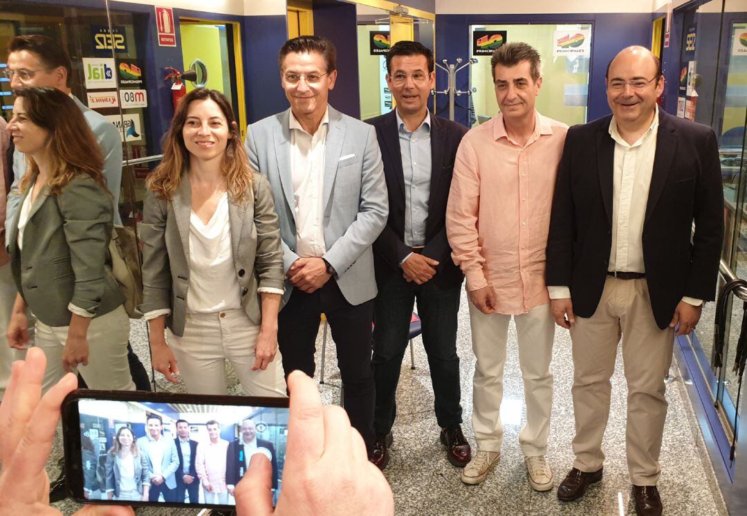 Marta Gutiérrez, Luis Salvador, Paco Cuenca, Antonio Cambril y Sebastián Pérez, en Radio Granada justo antes del debate