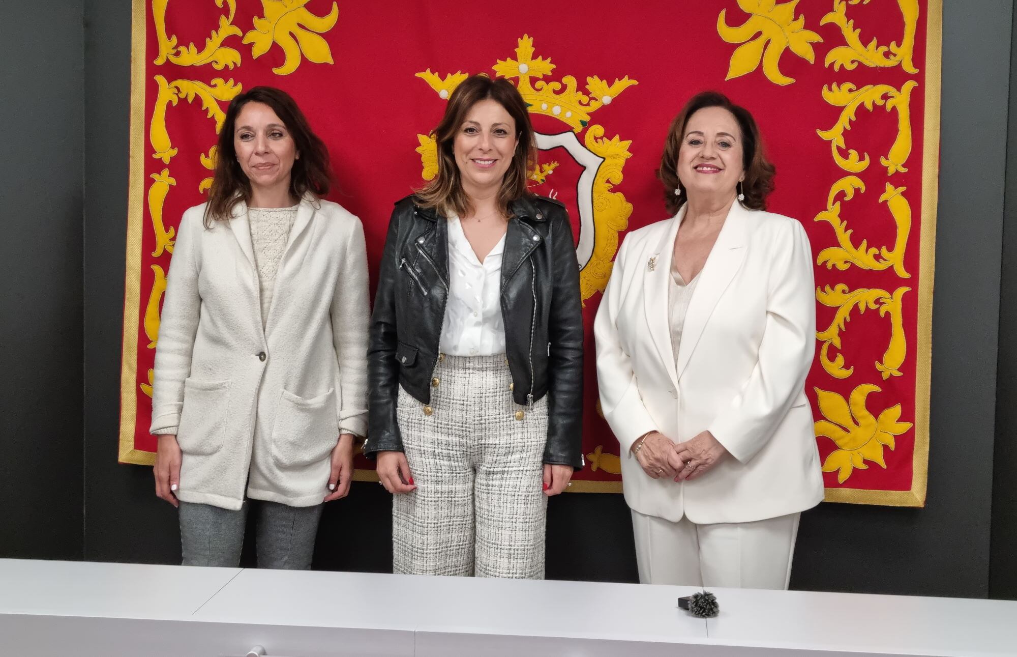 María Jesús Becerra, junto a la alcaldesa rondeña y la delegada municipal de Fiestas, en su presentación ante los medios