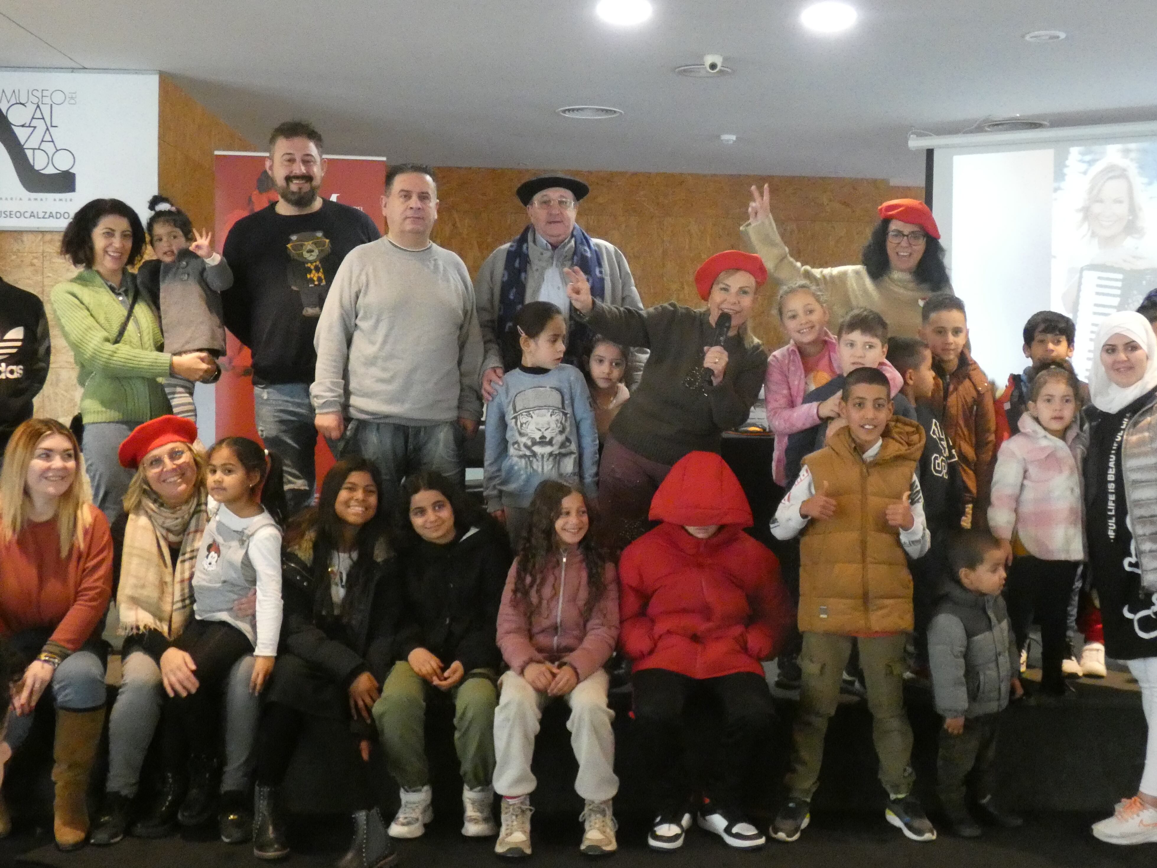 Acción solidaria por parte de la Asociación &quot;la Gota de Leche Bilbao&quot; con la entrega de juguetes y calzado a familias del Centro Emáus Elda