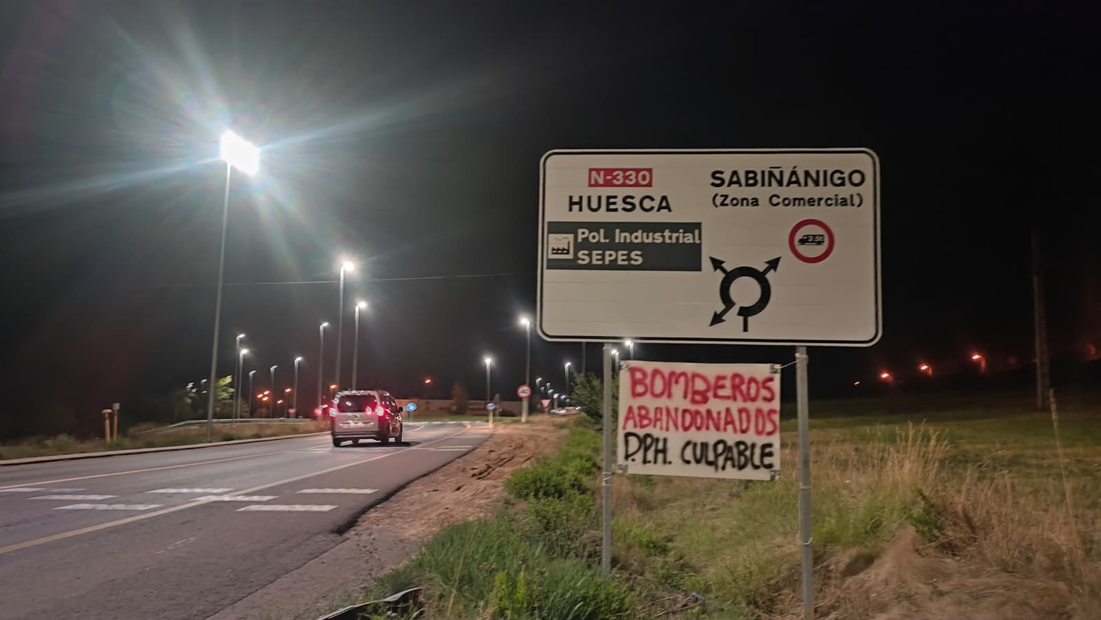 Los bomberos han llenado las carreteras de carteles