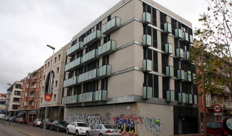 Nombrosos edificis compten amb pisos buits propietat d'entitats bancàries.