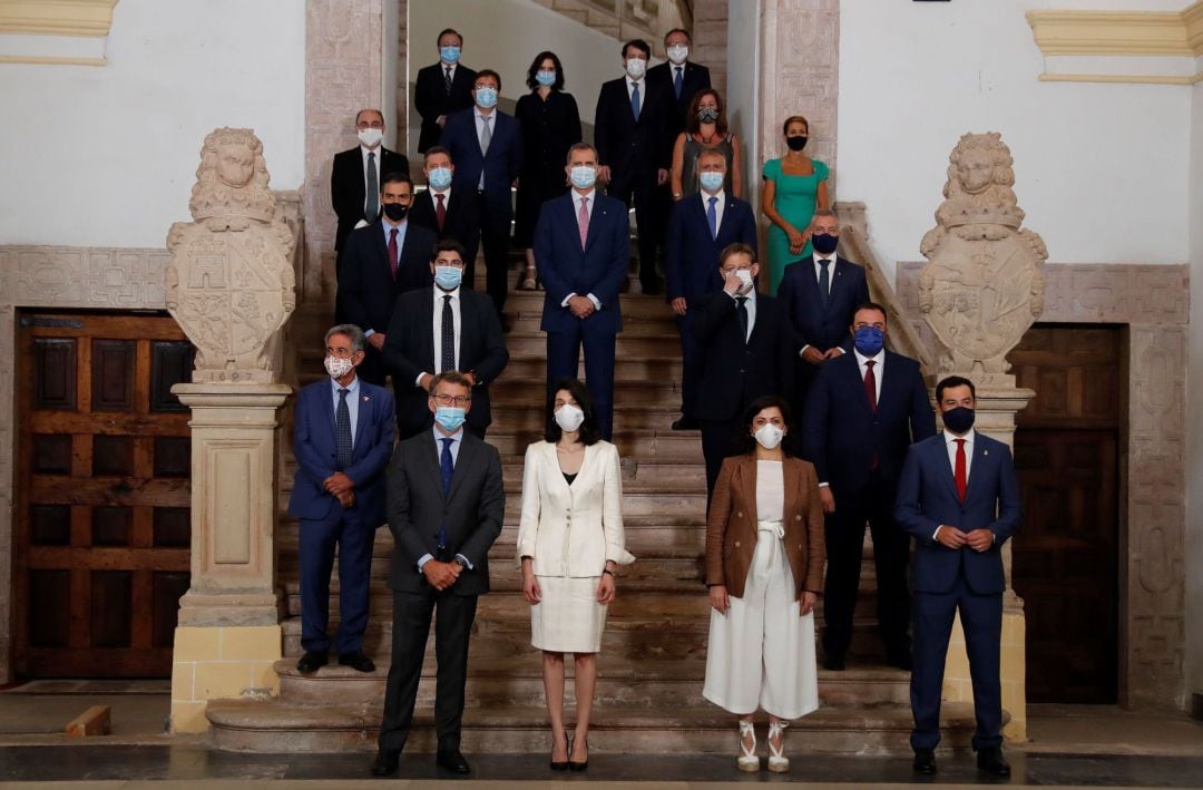 El rey Felipe VI, el presidente del Gobierno, Pedro Sánchez, la presidenta del Senado, Pilar Llop, la jefa del Ejecutivo de la Rioja, Concha Andreu, anfitriona de la conferencia y los presidentes autonómicos posan para la foto de familia en la escalinata del monasterio de San Millán de Yuso, en San Millán de la Cogolla, este viernes, antes del inicio de la Conferencia de Presidentes que busca el consenso para el reparto de los fondos de recuperación europeos por la crisis del coronavirus