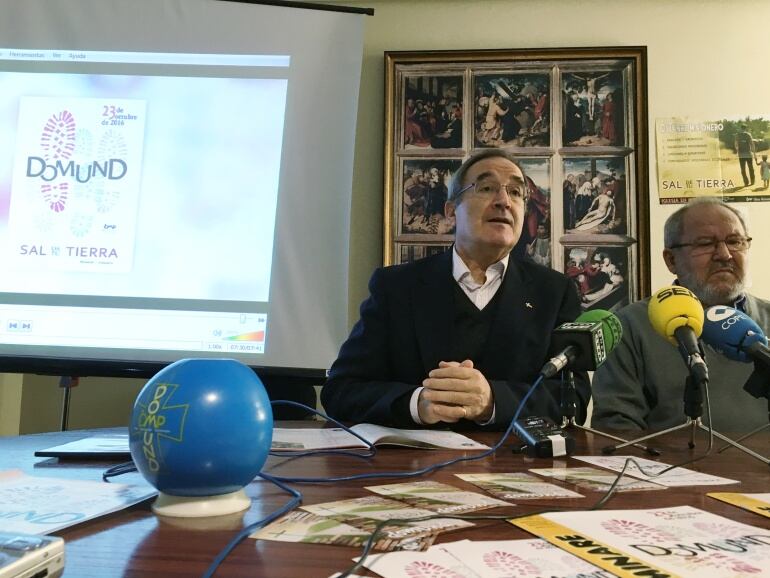 Dionisio Antolín (I), Delegado de Misiones junto al Padre Benedicto Sánchez, en la presentación del Domund 2016