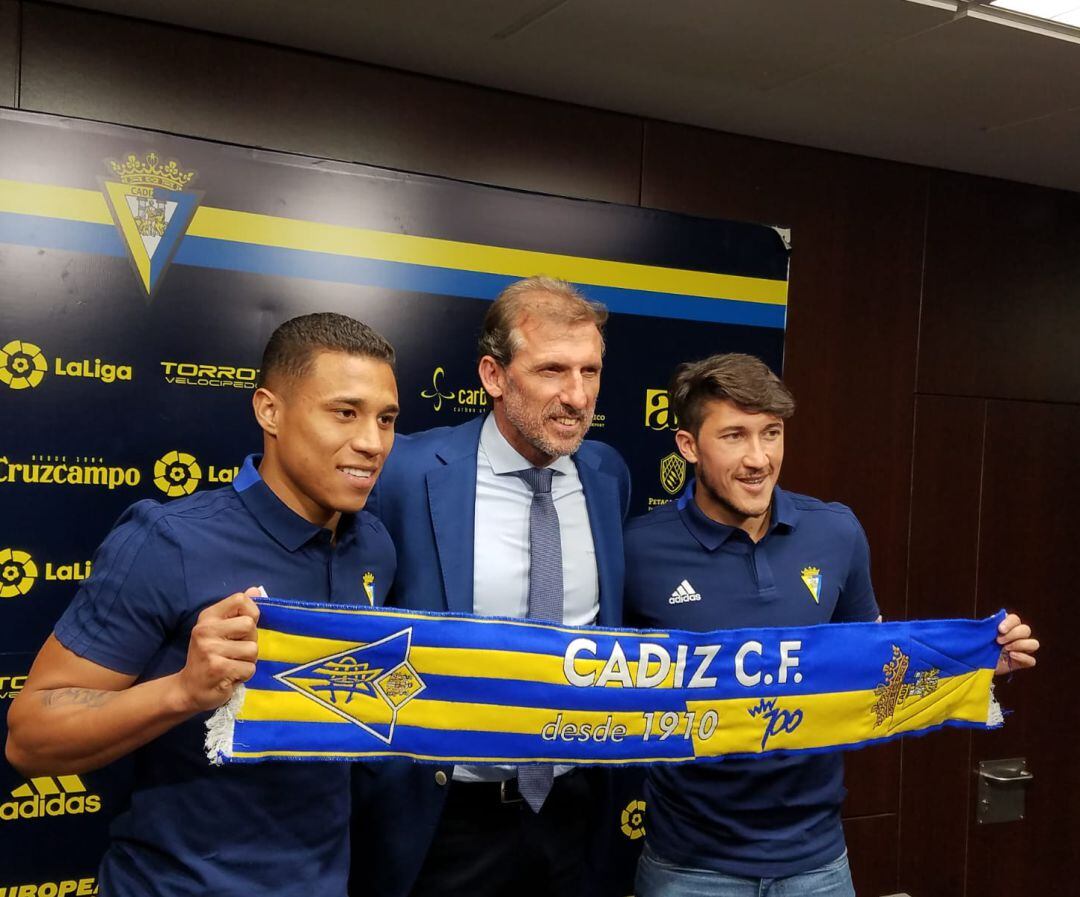 Machís, Arias y Espino en la presentación de los dos jugadores