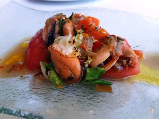 Ensalada de mejillones en escabeche con tomates de Conil