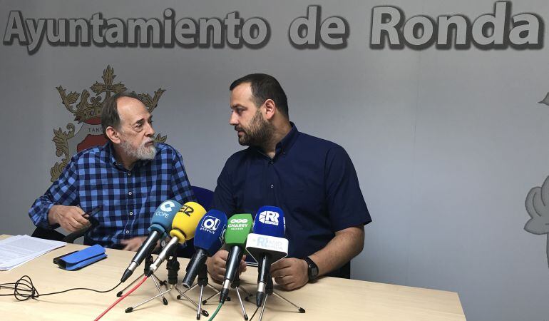 Antonio Lasanta, presidente de la asamblea local de Cruz Roja, junto a Álvaro Carreño, delegado municipal de Derechos Sociales. 