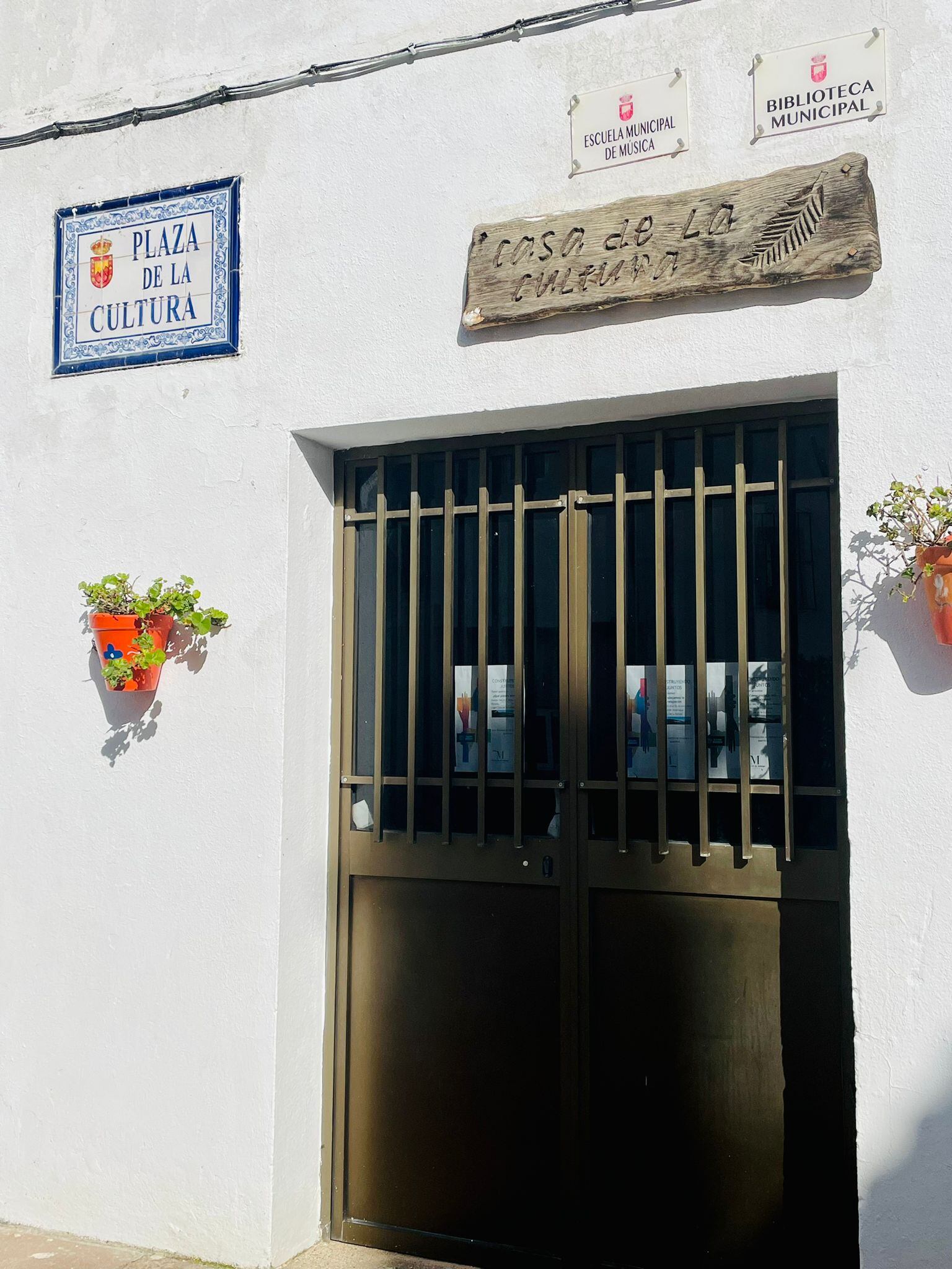 Fachada de la casa de la cultura de Pujerra