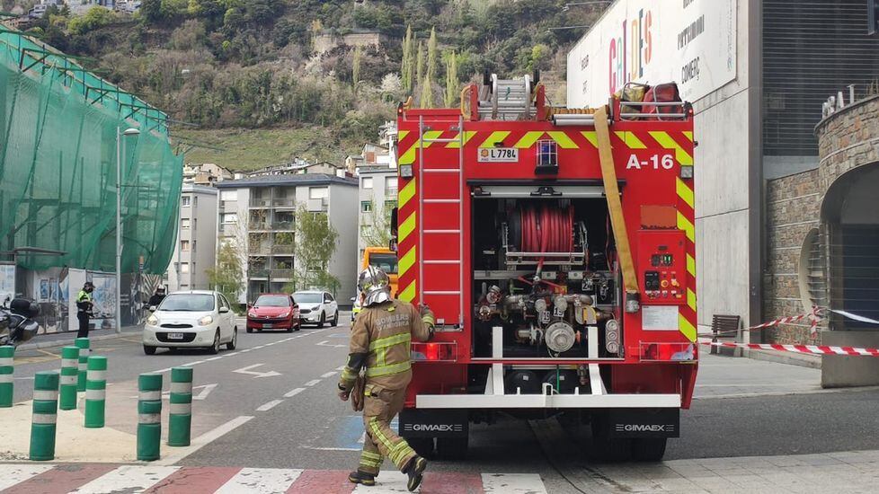 Una de les dotacions dels bombers intervenint aquesta tarda a la zona del Prat Gran.