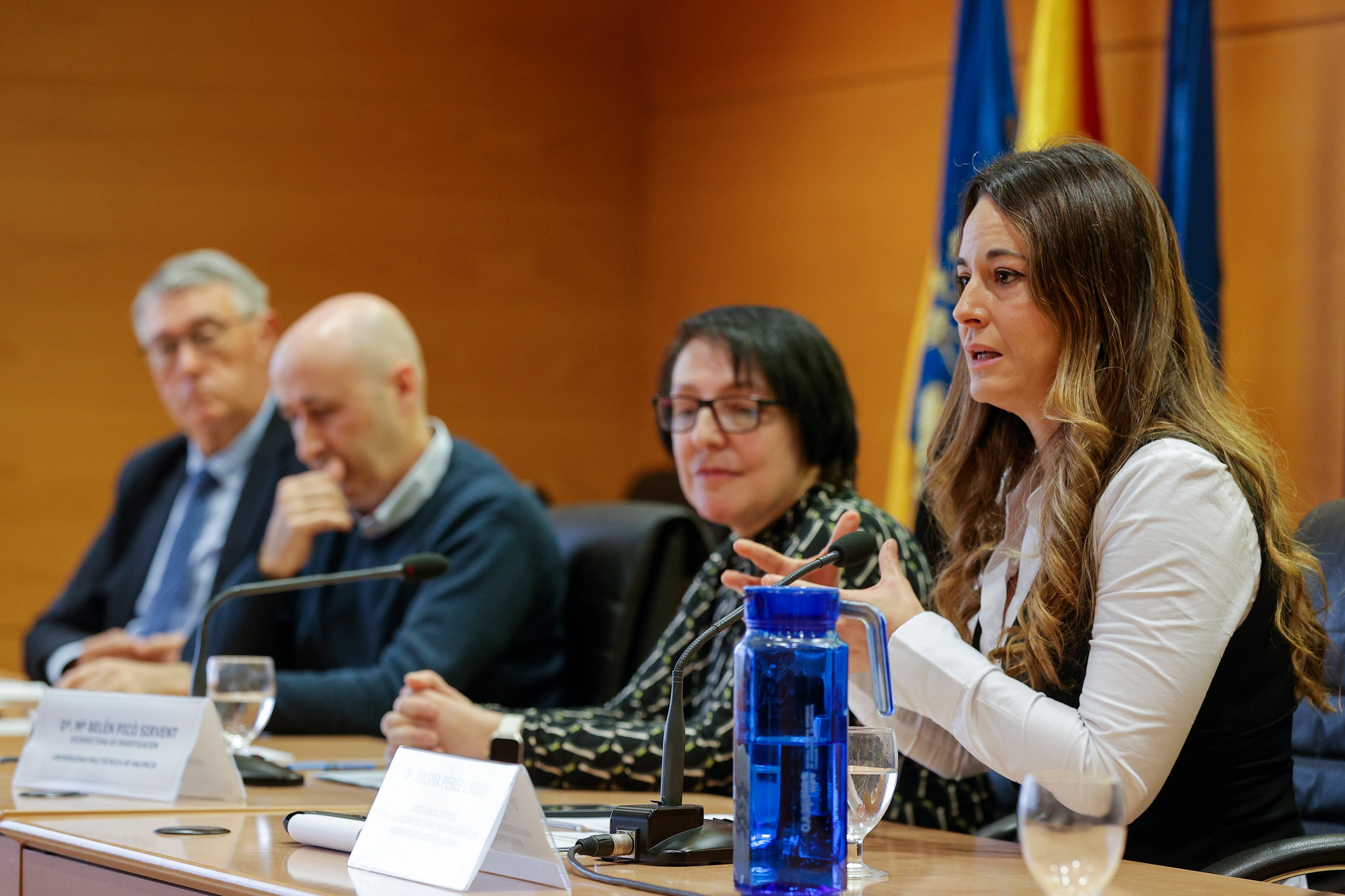 GRAFCVA991. VALENCIA, 01/12/2025.- La comisionada especial para la reconstrucción y reparación de los daños provocados por la dana, Zulima Pérez Seguí, durante su intervención en la inauguración de la jornada técnica sobre la recuperación tras la dana "Plan de Recuperación y Mejora de la Resiliencia en territorios afectados por la dana en la Comunitat Valenciana". EFE/Manuel Bruque