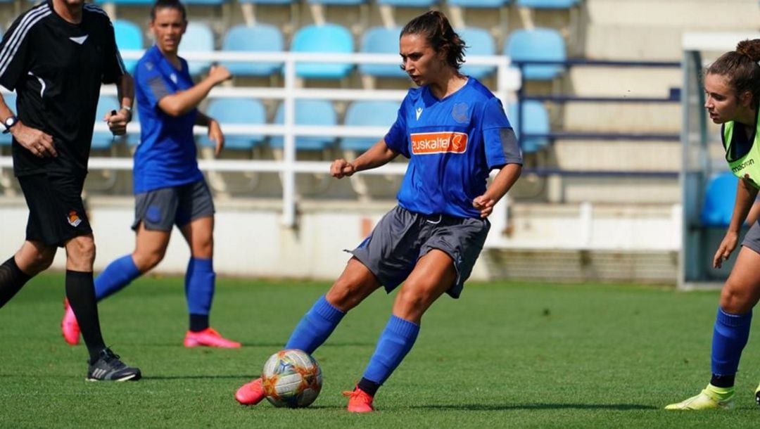 Nahikari golpea un balón en Zubieta