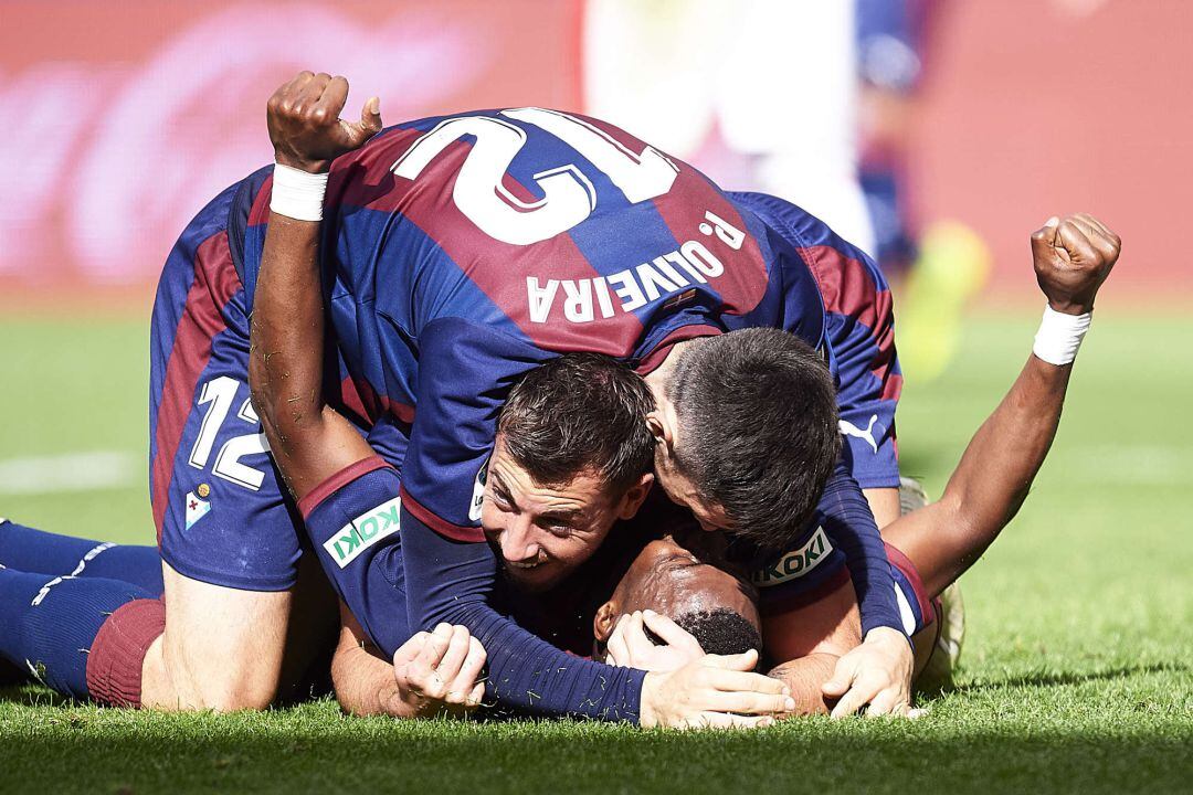 Los jugadores del Eibar celebran el gol de Diop. 