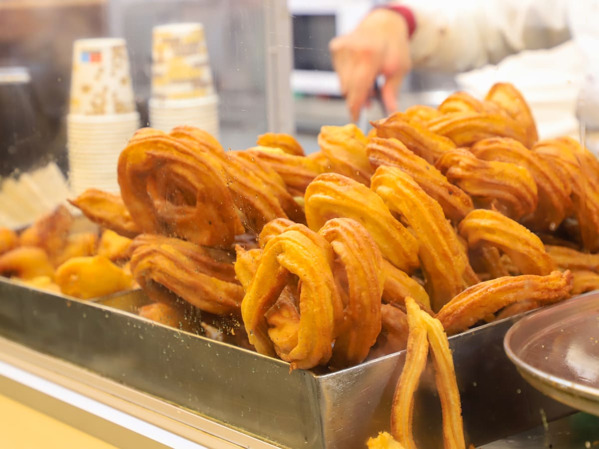 Abren los puestos de churros en Fallas entre quejas del gremio por desigualdad de condiciones