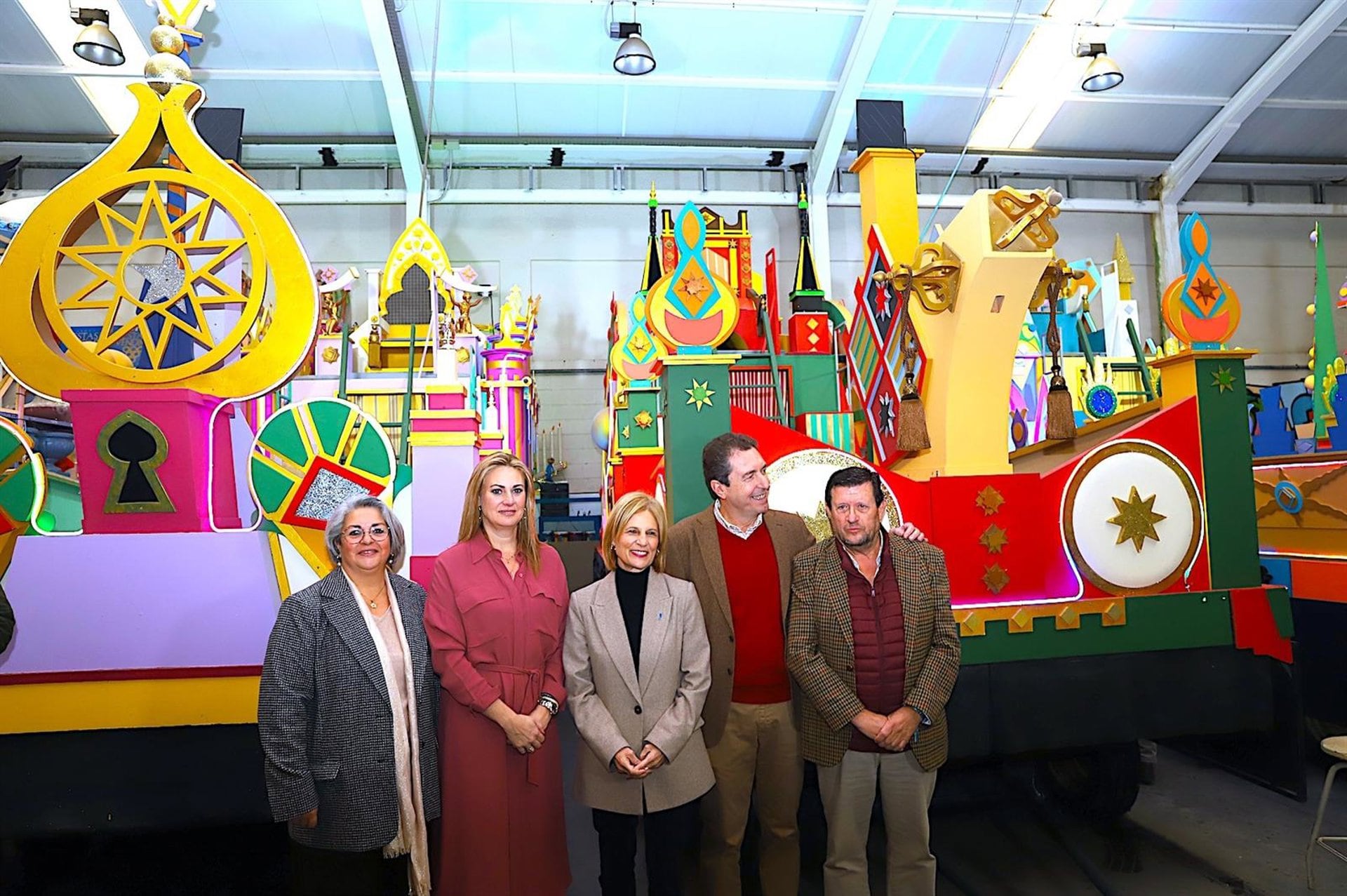 La alcaldesa, María José García-Pelayo, junto a los representantes de los Reyes Magos 2026