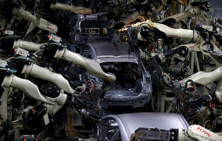 Robots trabajando en una fábrica de la marca de coches Toyota en Japón.