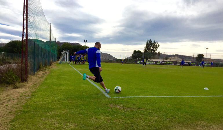 Chechu centra en un entrenamiento en Fontcalent