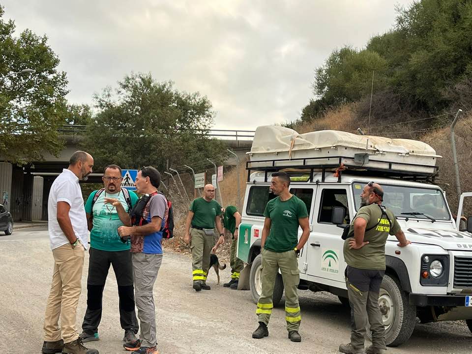 El alcalde de Los Barrios, Miguel Alconchel, junto a miembros de los equipos de rastreo