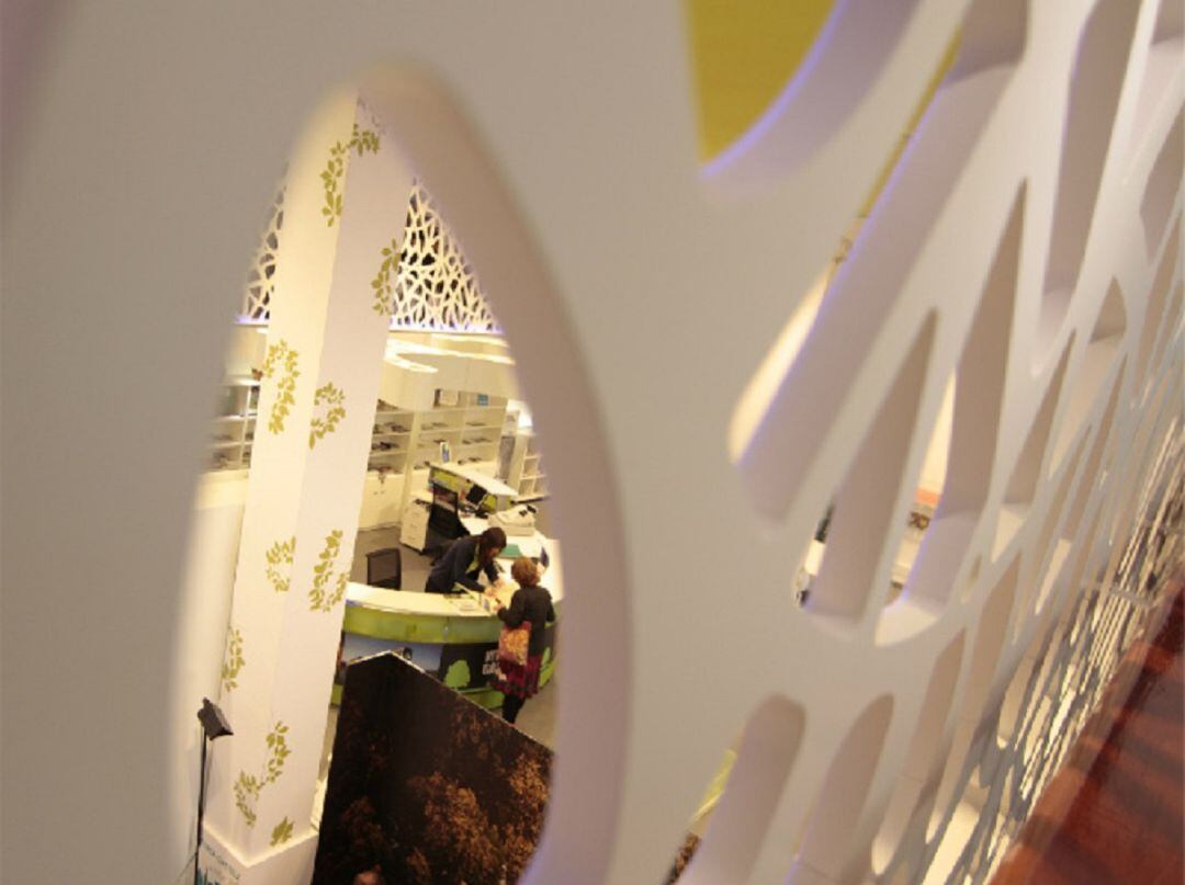 Una turista es atendida en la oficina de turismo de Vitoria