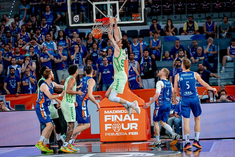 El menorquí Àlex Suárez, que juga al Betis,  es penja de la cistella després d'esmaixar  la pilota a la final per l'ascens contra el Fuenlabrada.