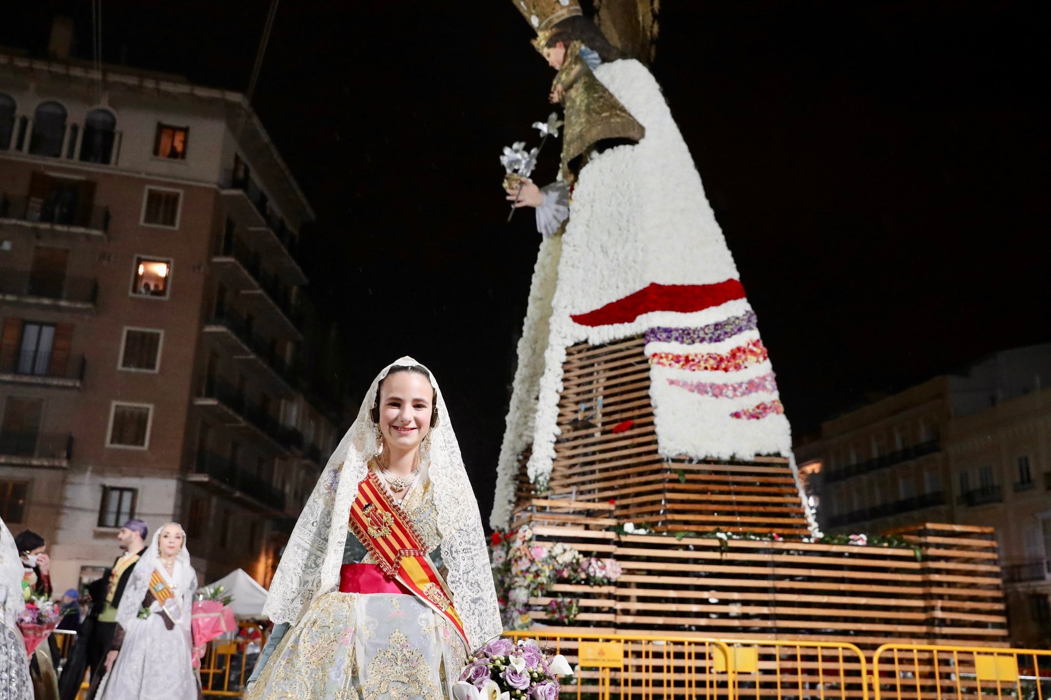 Foto de Nerea López en la plaza de la Virgen en la primera jornada de la Ofrenda