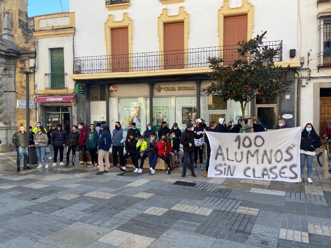 Concentración de alumnos del ciclo de Emergencias del IES Galileo Galilei de Córdoba para solicitar que los Bomberos del SEIS obtengan la compatibilidad para dar clase, en una imagen de archivo