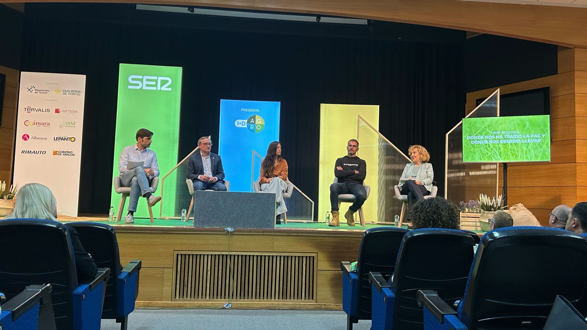 Dónde nos ha traído la PAC y dónde nos debería llevar. La economía circular en el horizonte. Modera, Marcos Garcés. La forman: Joaquín Juste, presidente de la DPT y agricultor. Ester Rubio, joven ganadera y agricultora. Joaquín Gargallo, ganadero de vacuno. Miriam García Armesto, directora de comunicación y sostenibilidad de IAM Carbonzero.