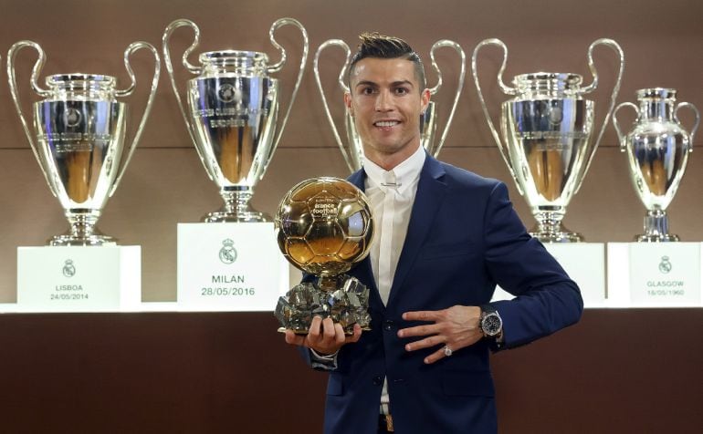 Cristiano Ronaldo posa con su cuarto Balón de Oro