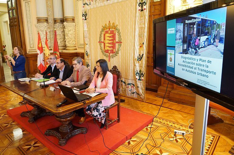 Lidia Martín y Julio Herrero (Aspaym) junto al concejal Luis Vélez y el gerente de AUVASA, Andrés Bernabé. Al fondo la intérprete de lengua de signos