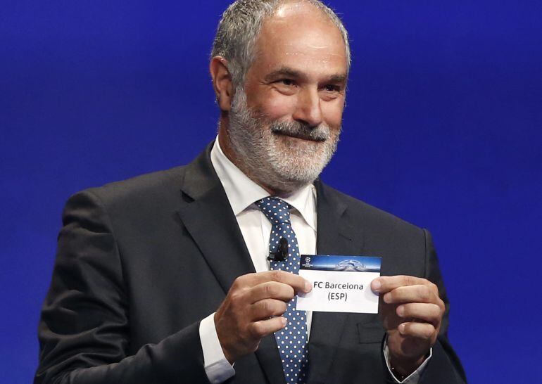 Zubizarreta enseña el carte con el nombre del FC Barcelona