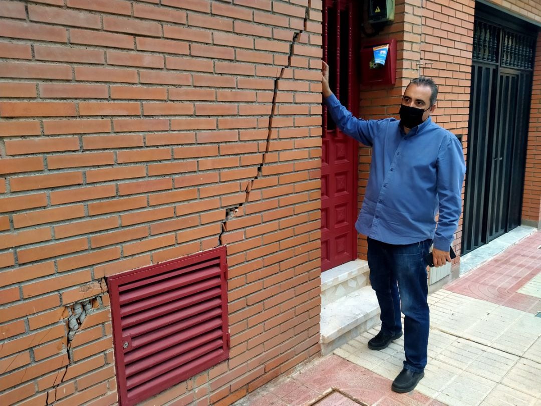 El alcalde, Javier Corpa, visitando las viviendas afectadas por Metro