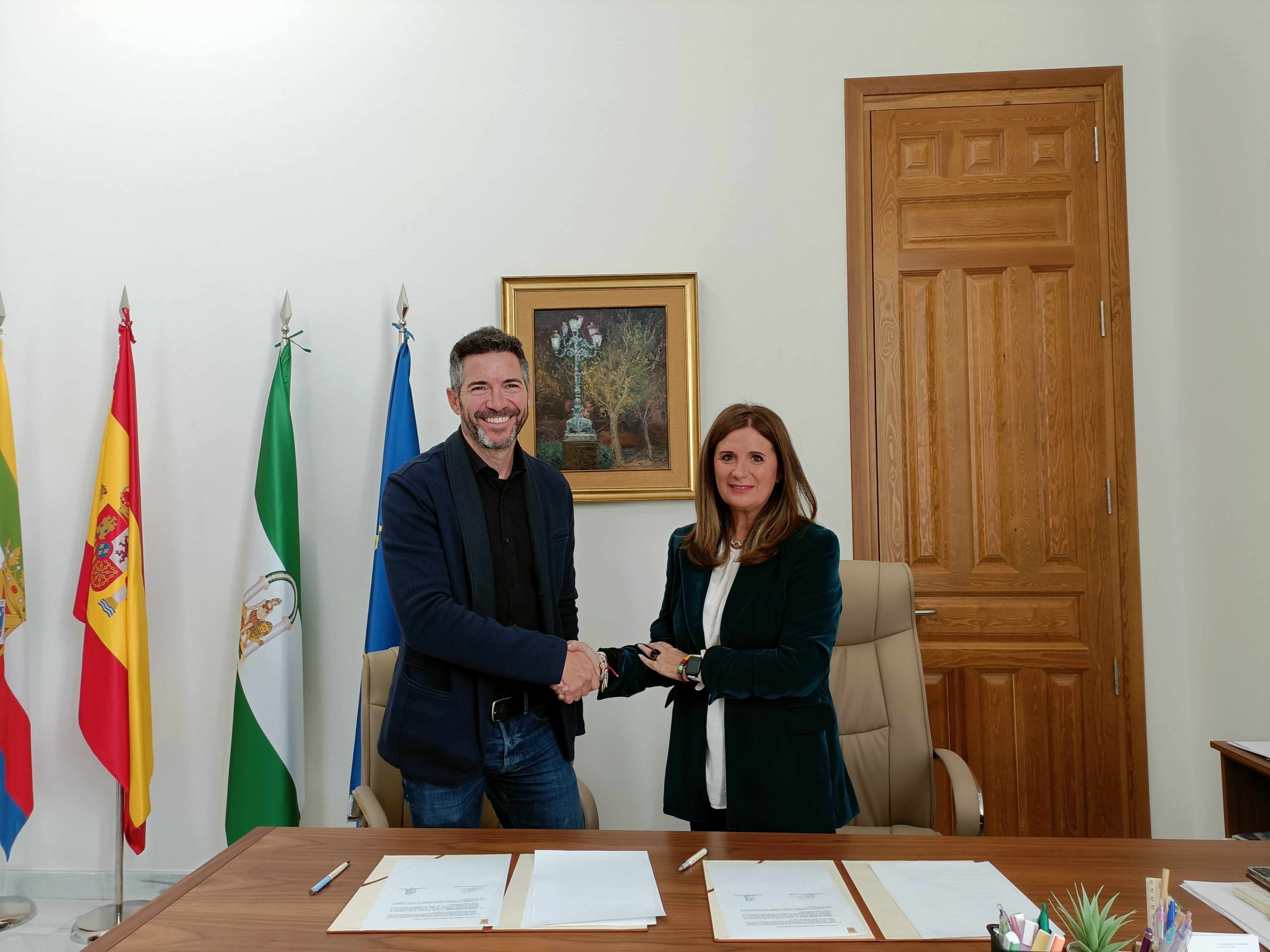 Eduardo Blanco y Auxiliadora del Olmo en la firma de acuerdo Santana Motors-Ayuntamiento de Linares.